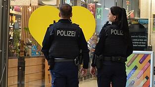 Ein mutma&szlig;licher Ladendieb hat in einem Supermarkt im Regensburger Hauptbahnhof eine Mitarbeiterin geschlagen, als sie ihn festhalten wollte. (Symbolfoto)