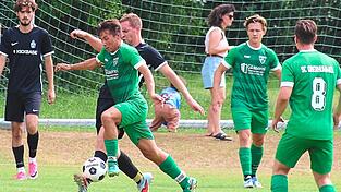 Noah Tr&auml;ger (am Ball) traf zum 4:0 f&uuml;r Oberhummel.