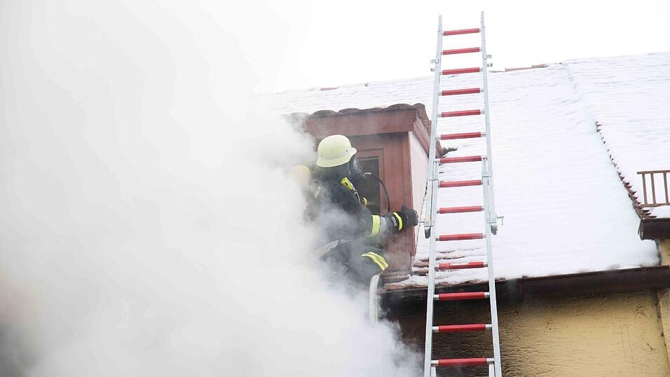 Inmitten dieses brennenden Hauses in der Griesgasse in Dingolfing entdeckte die Feuerwehr die Leiche.