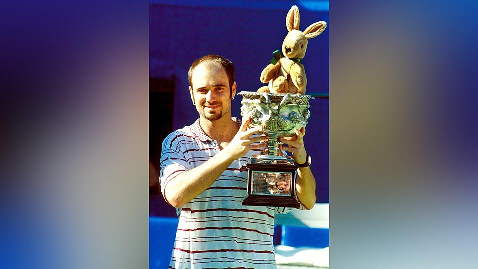 Ein neuer Tennis-Star: In den fr&uuml;hen 90er Jahren eilte Agassi von Sieg zu Sieg - hier pr&auml;sentiert er die Troph&auml;e der 'Australian Open', die er 1995 erstmals gewann.
