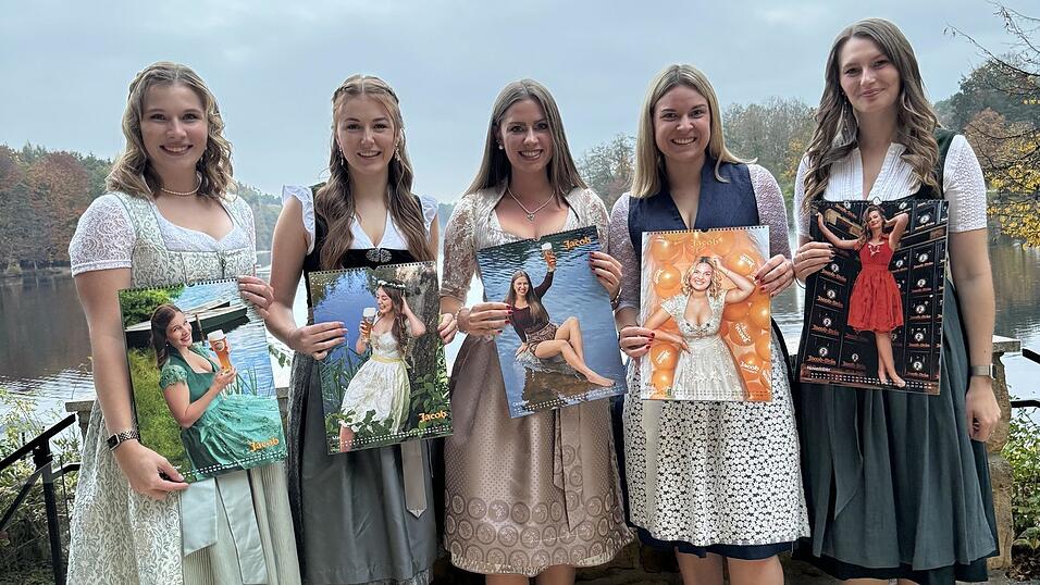 Fünf Models aus den Landkreisen Schwandorf, Cham und Amberg-Sulzbach sind im Weißbier-Kalender 2025 abgebildet. Fünf Models aus den Landkreisen Schwandorf, Cham und Amberg-Sulzbach sind im Weißbier-Kalender 2025 abgebildet.