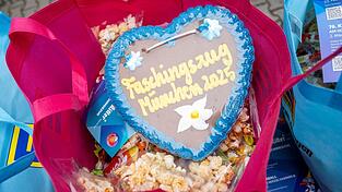 Der M&uuml;nchner Faschingszug wurde abgesagt - nun haben die Narren Unmengen an S&uuml;&szlig;igkeiten verschenkt.