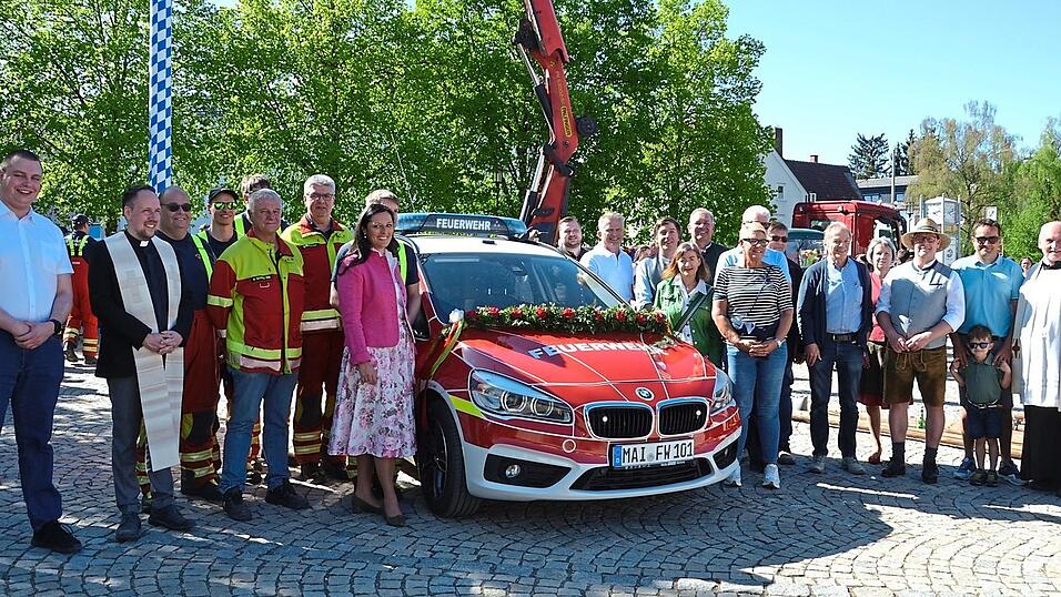 Im Rahmen der Maifeier auf dem Griesplatz erhielt der neue Kommandowagen &bdquo;MAI 10/1&ldquo; der Feuerwehr Mainburg den kirchlichen Segen.
