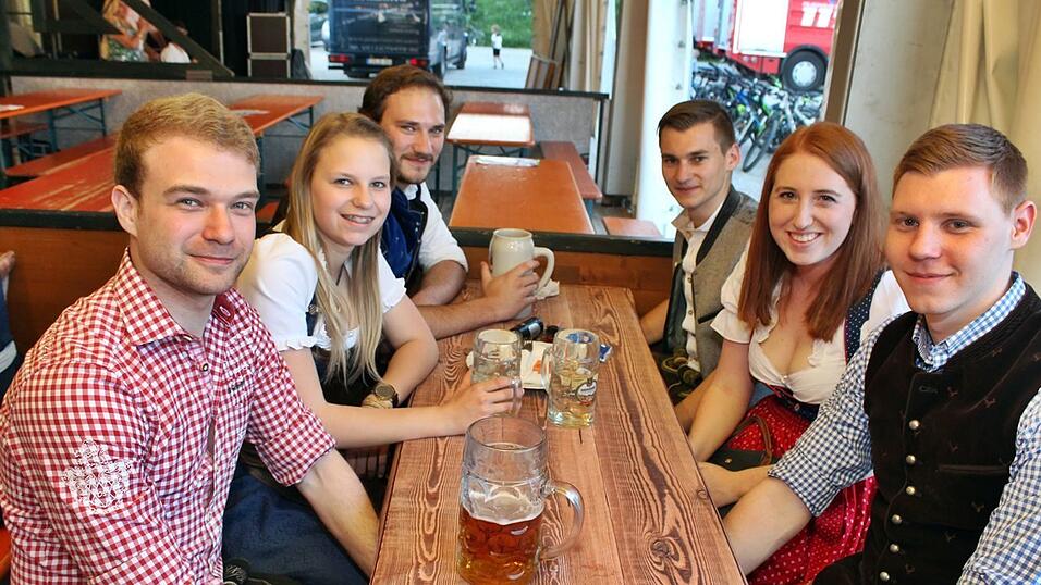 Auch am Freitag war super Stimmung am Ergoldinger Volksfest. Auch am Freitag war super Stimmung am Ergoldinger Volksfest.