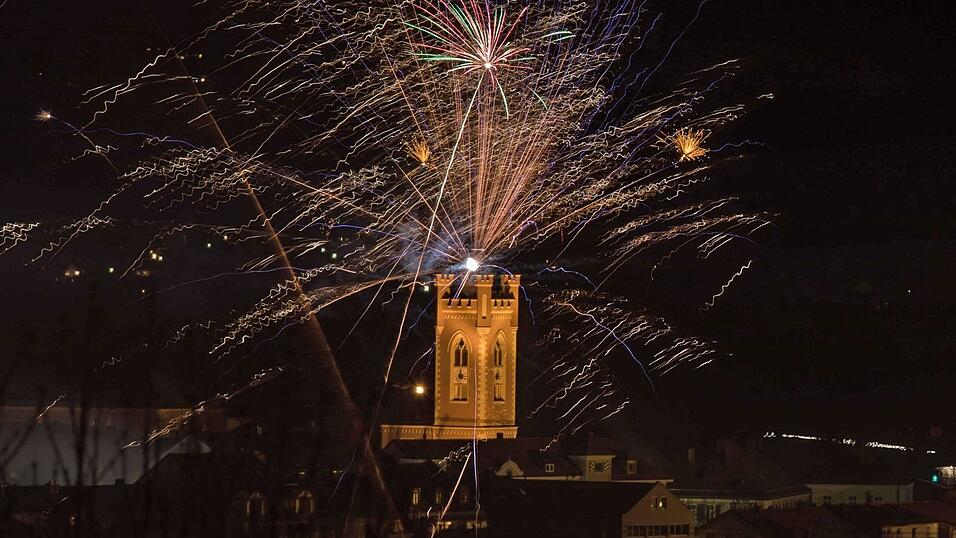 Eine Rakete explodiert &uuml;ber dem Further Stadtturm.