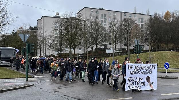 Die Demonstranten liefen von der Klenzestraße über das Goethe-Gymnasium, vorbei am Albertus-Magnus-Gymnasium und der Realschule Judenstein bis zum Arnulfsplatz.