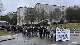 Die Demonstranten liefen von der Klenzestraße über das Goethe-Gymnasium, vorbei am Albertus-Magnus-Gymnasium und der Realschule Judenstein bis zum Arnulfsplatz.