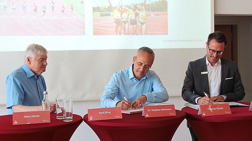 Stephan Hartmann (von links) und Thomas Straub unterzeichnen den Sponsoren-Vertrag für die Sparkassen-Gala. Stephan Hartmann (von links) und Thomas Straub unterzeichnen den Sponsoren-Vertrag für die Sparkassen-Gala.