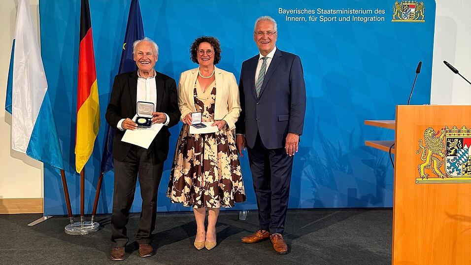 Erwin Huber und Petra Loibl wurden für ihr langjähriges Wirken ausgezeichnet. Erwin Huber und Petra Loibl wurden für ihr langjähriges Wirken ausgezeichnet.