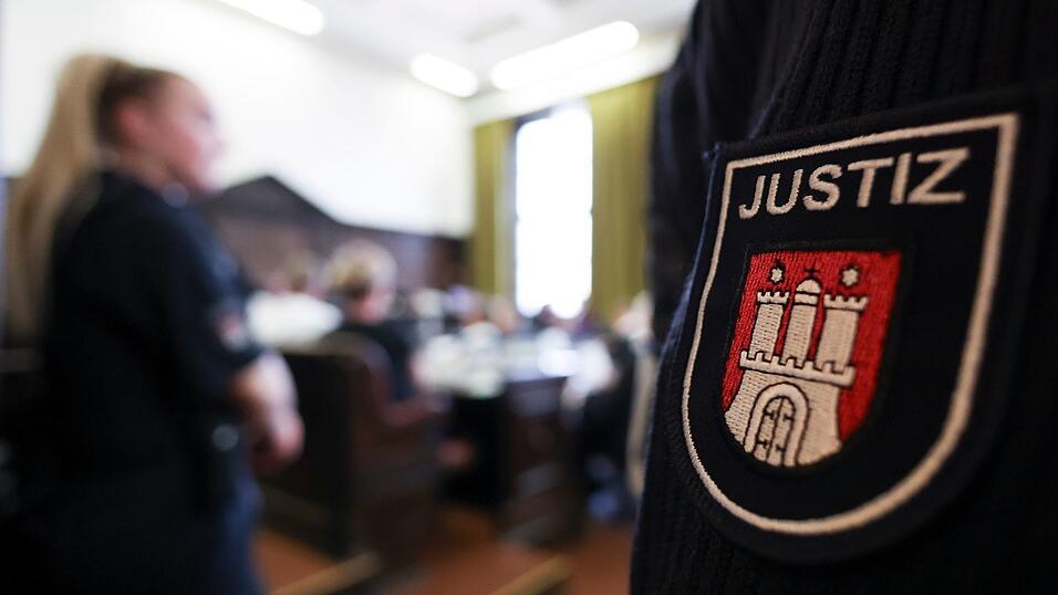 Im Prozess um die rechtsextreme Terrorgruppe «Letzte Verteidigungswelle» hat das Hanseatische Oberlandesgericht das Urteil verkündet. Im Prozess um die rechtsextreme Terrorgruppe «Letzte Verteidigungswelle» hat das Hanseatische Oberlandesgericht das Urteil verkündet.