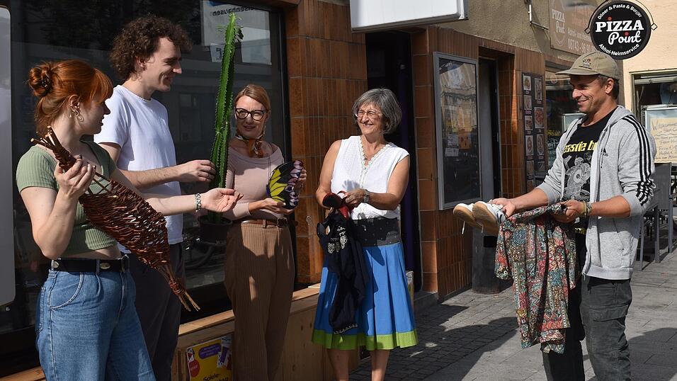 Vor dem Jugendzentrum (von links): Dorothea Schmidt, Florian Komar, Tunde Maria Oberschwendtner, Anja Feichtinger und Florian Koller.