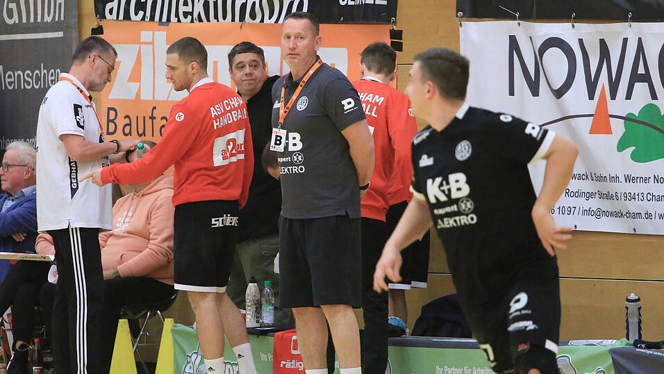 Viel Arbeit wartet auf Trainer Jiri Piroch (Mitte) vor dem Relegations-Rückspiel der Chamer Handballer gegen Haunstetten am Donnerstag. Viel Arbeit wartet auf Trainer Jiri Piroch (Mitte) vor dem Relegations-Rückspiel der Chamer Handballer gegen Haunstetten am Donnerstag.
