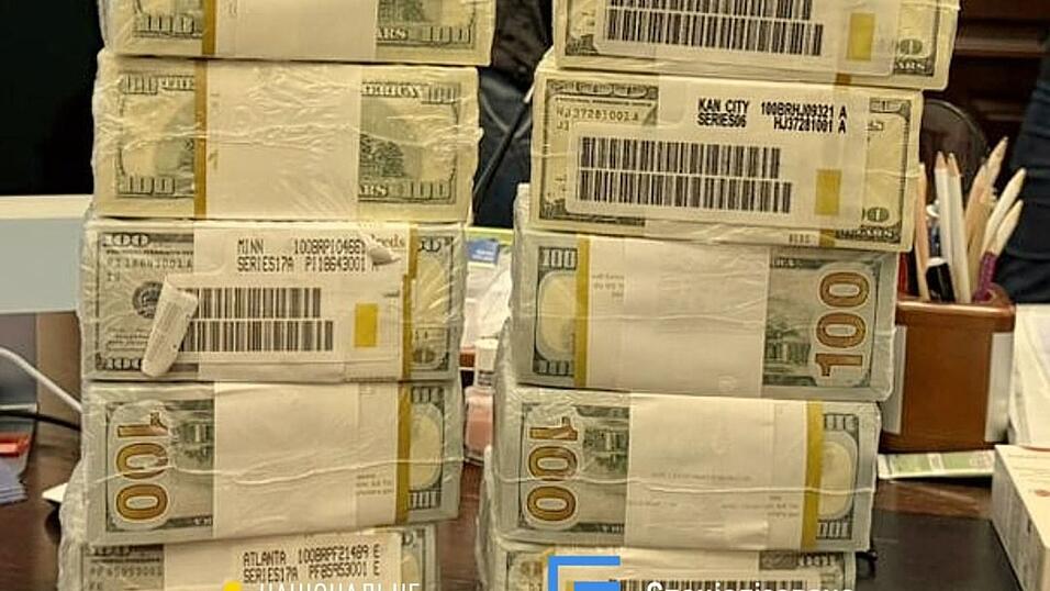 Druckfrische originalverpackte Dollar-Bündel werden in der Ukraine für Schmiergeldzahlungen verwendet. Druckfrische originalverpackte Dollar-Bündel werden in der Ukraine für Schmiergeldzahlungen verwendet.