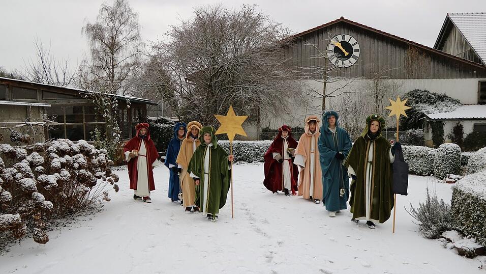 Die Unsbacher Sternsinger unterwegs. Die Unsbacher Sternsinger unterwegs.