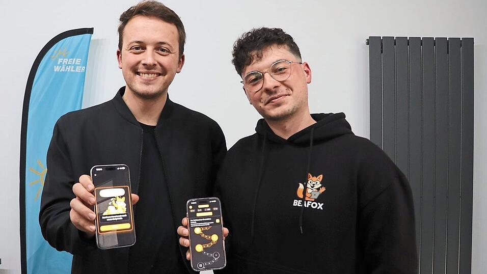 Landtagsabgeordneter Julian Preidl und Gr&uuml;nder von &bdquo;BeAFox&ldquo; Alexandru Tapelea (rechts) freuen sich, die Lern-App bald an die Schulen zu bringen.