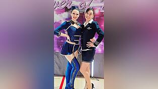 Mutter und Tochter Schambeck gemeinsam auf der gro&szlig;en B&uuml;hne des Rock&rsquo;n&rsquo;Rolls.