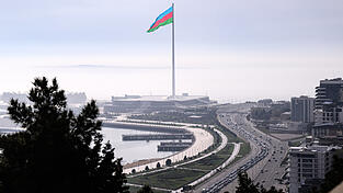 In Aserbaidschans Hauptstadt Baku, am Ufer des Kaspischen Meeres, weht eine überdimensionale Flagge des Landes. Bereits in der Vergangenheit schmierte die Ex-Sowjetrepublik deutsche Abgeordnete. In Aserbaidschans Hauptstadt Baku, am Ufer des Kaspischen Meeres, weht eine überdimensionale Flagge des Landes. Bereits in der Vergangenheit schmierte die Ex-Sowjetrepublik deutsche Abgeordnete.