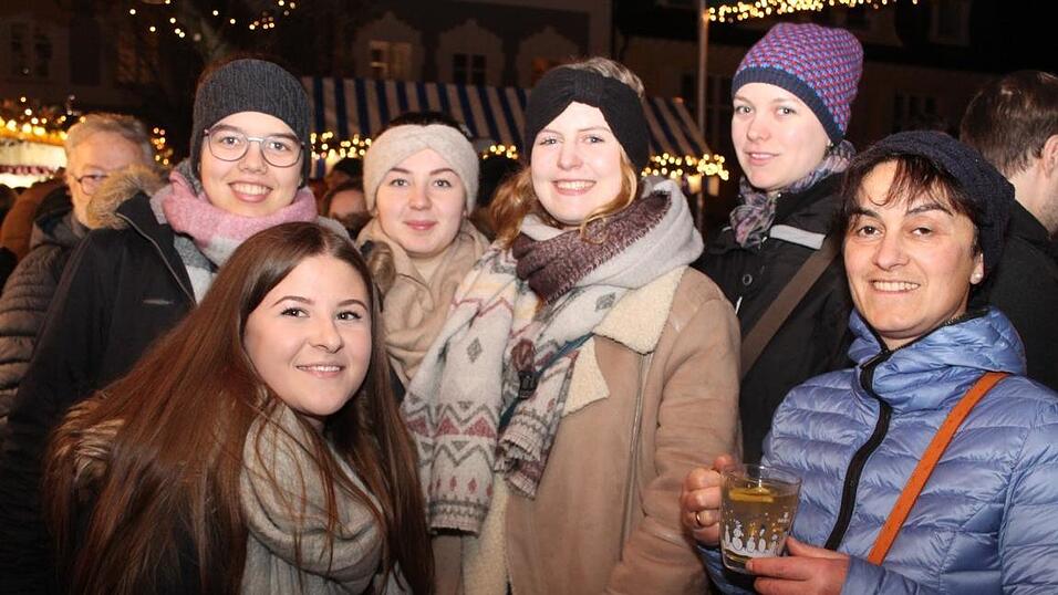 Die Perchtengruppe 'Frisinger Fratz'n' trat am Mittwochabend auf dem Landshuter Christkindlmarkt auf. Die Perchtengruppe 'Frisinger Fratz'n' trat am Mittwochabend auf dem Landshuter Christkindlmarkt auf.