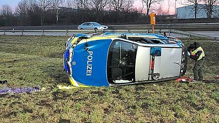 Zwei Polizisten und der 60-j&auml;hrige Fahrer wurden bei dem Unfall mittelschwer verletzt. Erst ein Zusammensto&szlig; beendete die Verfolgungsjagd, bei der mehrere Streifenwagen und ein Hubschrauber im Einsatz waren.