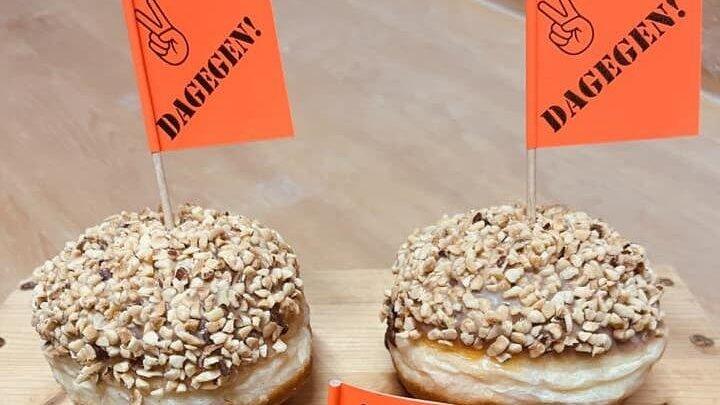 Es gibt sie, die einfache Lösung bei allen Problemen: der Protestkrapfen. Er ist für jeden geeignet, der gegen irgendetwas ist, verspricht Kerstin Berg von Schäfers Backhaus. Es gibt sie, die einfache Lösung bei allen Problemen: der Protestkrapfen. Er ist für jeden geeignet, der gegen irgendetwas ist, verspricht Kerstin Berg von Schäfers Backhaus.