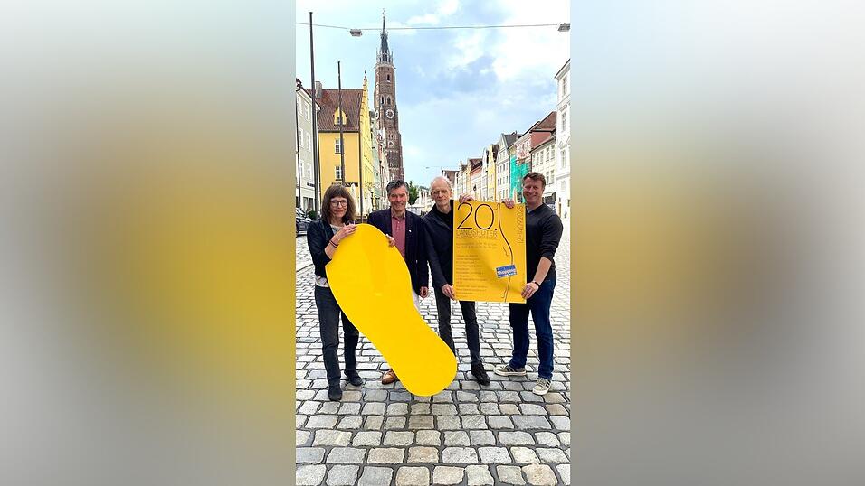Ursula Bolck-Jopp (links), Franz Schneider, Peter Litvai und Michael Bragulla in der Altstadt mit ihrem altbewährten gelben Fuß-Maskottchen und dem aktuellen Plakat. Ursula Bolck-Jopp (links), Franz Schneider, Peter Litvai und Michael Bragulla in der Altstadt mit ihrem altbewährten gelben Fuß-Maskottchen und dem aktuellen Plakat.