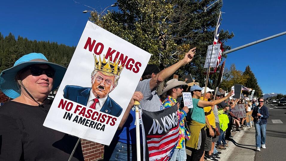 Kritiker werfen US-Präsident Donald Trump vor, zu viel Macht an sich zu reißen.