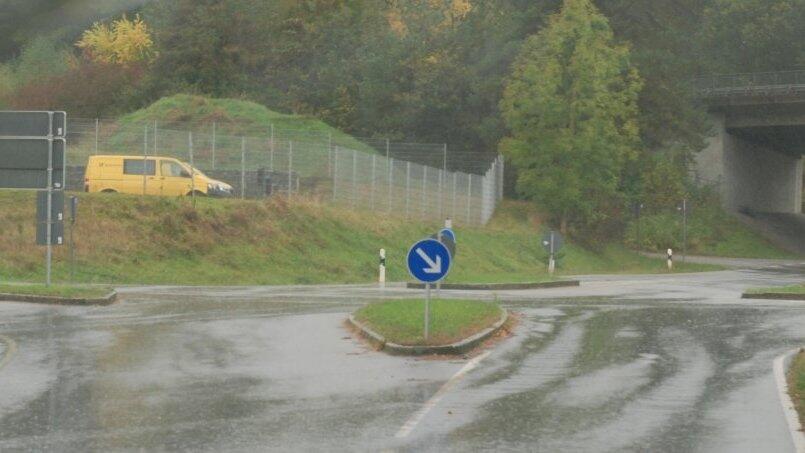 Die Kreuzung bei Rattiszell, hier aufgenommen bei der Bauausschussrundfahrt 2024, liegt gleich neben der B 20. Sie hat sich zu einem Unfallschwerpunkt entwickelt und soll nun zu einem Kreisel umgebaut werden. Die Kreuzung bei Rattiszell, hier aufgenommen bei der Bauausschussrundfahrt 2024, liegt gleich neben der B 20. Sie hat sich zu einem Unfallschwerpunkt entwickelt und soll nun zu einem Kreisel umgebaut werden.
