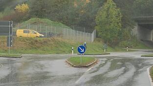 Die Kreuzung bei Rattiszell, hier aufgenommen bei der Bauausschussrundfahrt 2024, liegt gleich neben der B 20. Sie hat sich zu einem Unfallschwerpunkt entwickelt und soll nun zu einem Kreisel umgebaut werden.