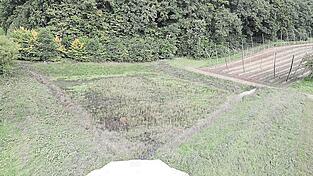 Besserer Schutz bei Starkregen: Das neue R&uuml;ckhaltebecken in Aiglsbach h&auml;lt das Wasser in der Flur zur&uuml;ck.