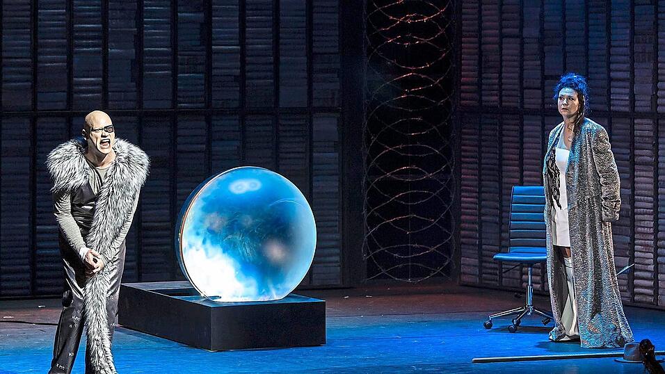 Stephan Bootz als Wotan und Yamina Maamar Br&uuml;nnhilde: 'Die Walk&uuml;re' musste abgesagt werden, sie wird nun in der n&auml;chsten Spielzeit aufgef&uuml;hrt.