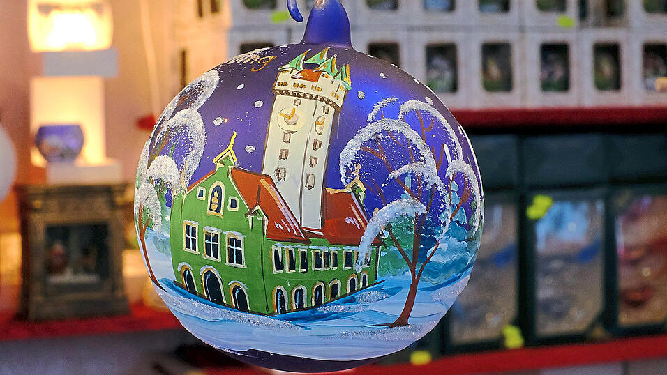 Der Stadtturm in Kugelform, mundgeblasen und handbemalt, kommt aus Thüringen. Der Stadtturm in Kugelform, mundgeblasen und handbemalt, kommt aus Thüringen.