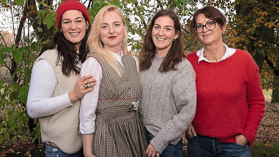 Die Frauen hinter dem Start-Up mit dem besonderen Namen Quadrudl: Lena Nürnberger, Maxi Schillitz und Karin Altmann (von links) zusammen mit dem Model (Zweite von links) nach einem Fotoshooting. Die Frauen hinter dem Start-Up mit dem besonderen Namen Quadrudl: Lena Nürnberger, Maxi Schillitz und Karin Altmann (von links) zusammen mit dem Model (Zweite von links) nach einem Fotoshooting.