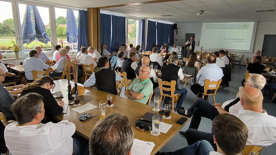 Wie viele Fahrr&auml;der nun f&uuml;r welche Schule? Stellvertretender Landrat Andreas Aichinger kritisiert &uuml;berst&uuml;rzte Beschl&uuml;sse und fehlende Informationen.