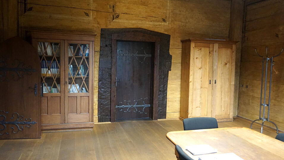 Die gro&szlig;e Bohlenstube wird als Besprechungsraum genutzt.