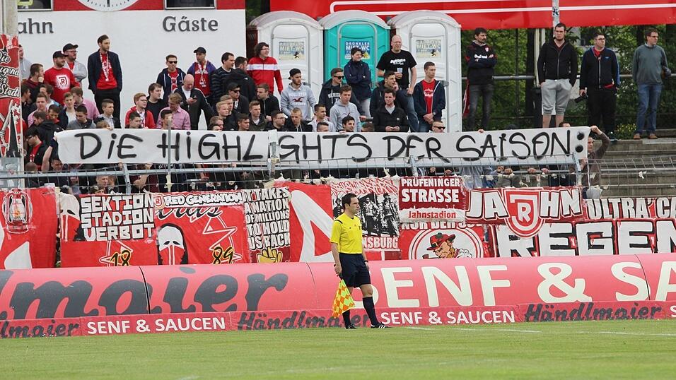 'Die Highlights der Saison' - Mit diesem Plakat leiteten die Jahn-Fans ihre Plakat-Serie ein. (Foto: Fabian Roßmann) 'Die Highlights der Saison' - Mit diesem Plakat leiteten die Jahn-Fans ihre Plakat-Serie ein. (Foto: Fabian Roßmann)