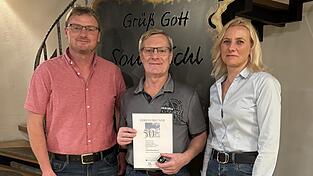 Rudi und Bettina Stocker bedankten sich bei ihrem langjährigen Mitarbeiter Franz Kirschenbauer (Mitte).