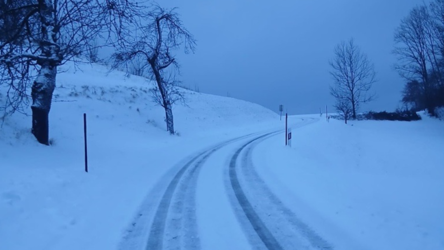 Vielerorts verschneite Stra&szlig;en machten den Auto- und Busfahrern den Weg in die Arbeit oder zur Schule schwer.