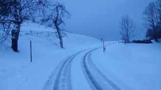 Vielerorts verschneite Stra&szlig;en machten den Auto- und Busfahrern den Weg in die Arbeit oder zur Schule schwer.