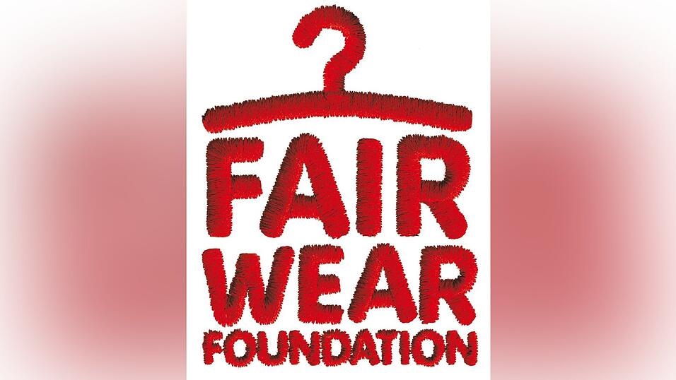 Fair Wear Foundation ist eine Initiative, der NGOs, Gewerkschaften, Wirtschafts- und Handelsverb&auml;nde angeh&ouml;ren, um die sozialen Bedingungen in den N&auml;hfabriken zu verbessern und f&uuml;r bessere S&ouml;hne zu sorgen, die zum Leben reichen.