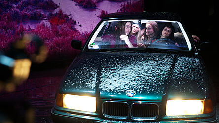 Auf geht's an den Wannsee (von links): Alexander (Janek Maudrich), Aristarch (Silas Breiding), Kleopatra (Jan Meeno J&uuml;rgens) und Margarita (Nina Steils) auf Spritztour