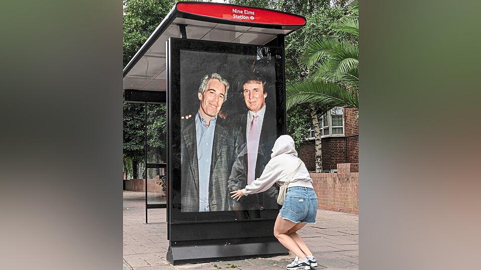 Aktivisten hängen nahe der US-Botschaft in London ein Plakat, das US-Präsident Donald Trump (r.) und Jeffrey Epstein zeigt, auf. Aktivisten hängen nahe der US-Botschaft in London ein Plakat, das US-Präsident Donald Trump (r.) und Jeffrey Epstein zeigt, auf.