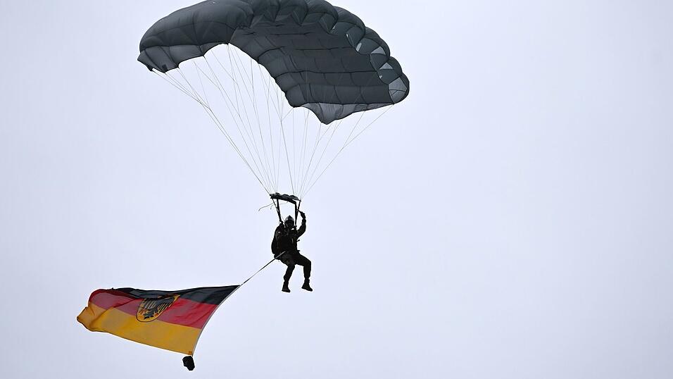 Ein Fallschirmspringer landete beim Tag der Bundeswehr auf dem Gel&auml;nde der M&uuml;nchner Bundeswehr-Uni.