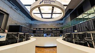 Handelsraum der Deutschen Börse in Frankfurt: Der Dax erreicht ein Rekordhoch (Archivbild) Handelsraum der Deutschen Börse in Frankfurt: Der Dax erreicht ein Rekordhoch (Archivbild)