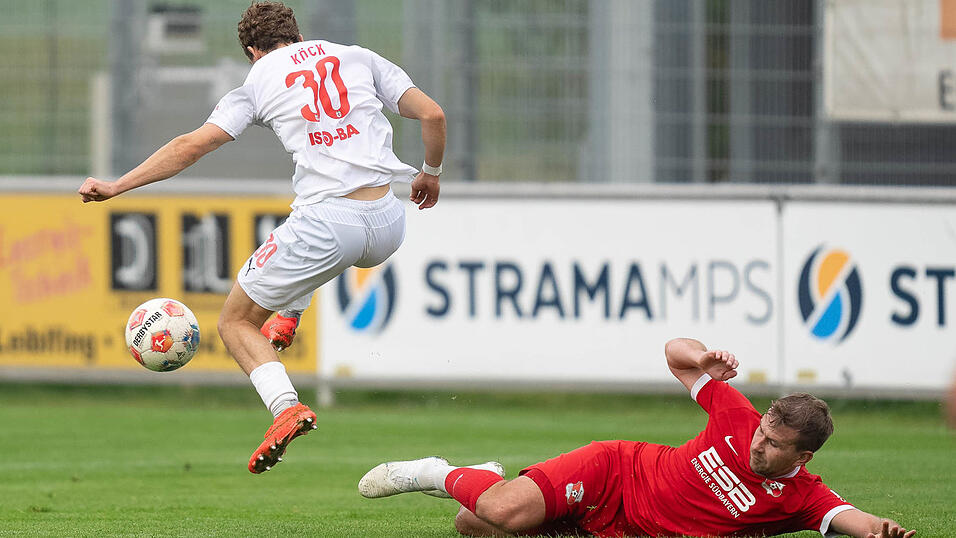 Sinnbildlich: Der am Boden liegende Tobias Lermer, kämpferisch noch einer der besten Hankofener, wird vom Wasserburger Dominik Köck übersprungen. Sinnbildlich: Der am Boden liegende Tobias Lermer, kämpferisch noch einer der besten Hankofener, wird vom Wasserburger Dominik Köck übersprungen.