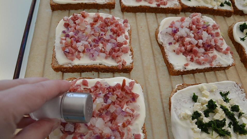 Alle zehn Toasts leicht salzen.