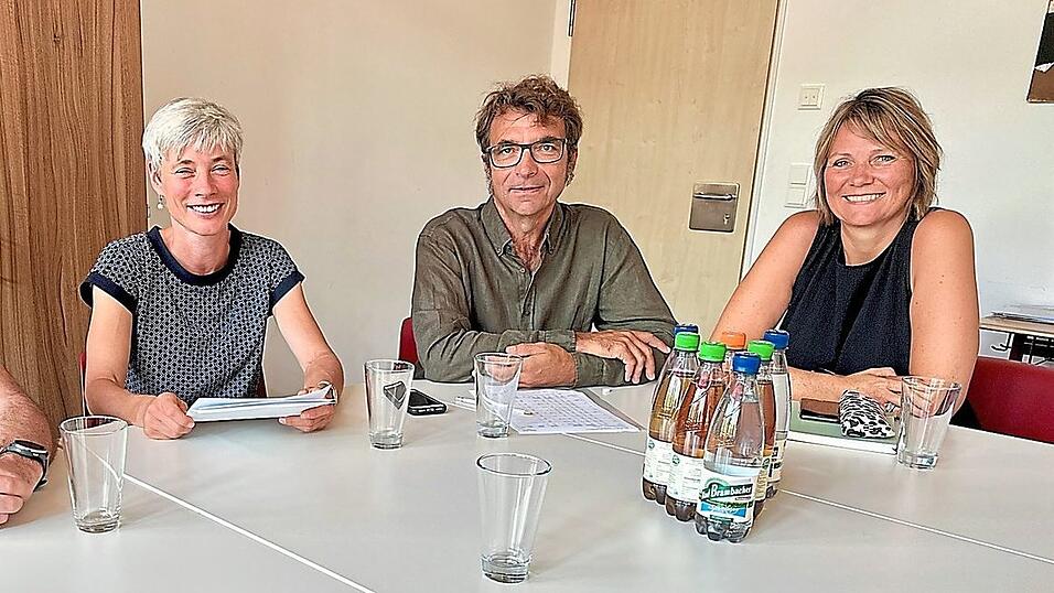 Die Schulleiter von Grund- und Mittelschule harmonieren offensichtlich gut, wie beim Pressegespr&auml;ch wieder einmal deutlich wurde. Von links: Konrektor Thomas Meindl und Rektorin Barbara Aumann (beide Mittelschule) sowie Rektor Gerald Fide und Konrektorin Kerstin Mayer (beide Grundschule).