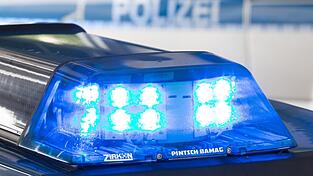 Nach einem Verkehrsunfall zwischen drei Autos in Unterfranken schwebte eine Frau in Lebensgefahr. (Symbolbild)