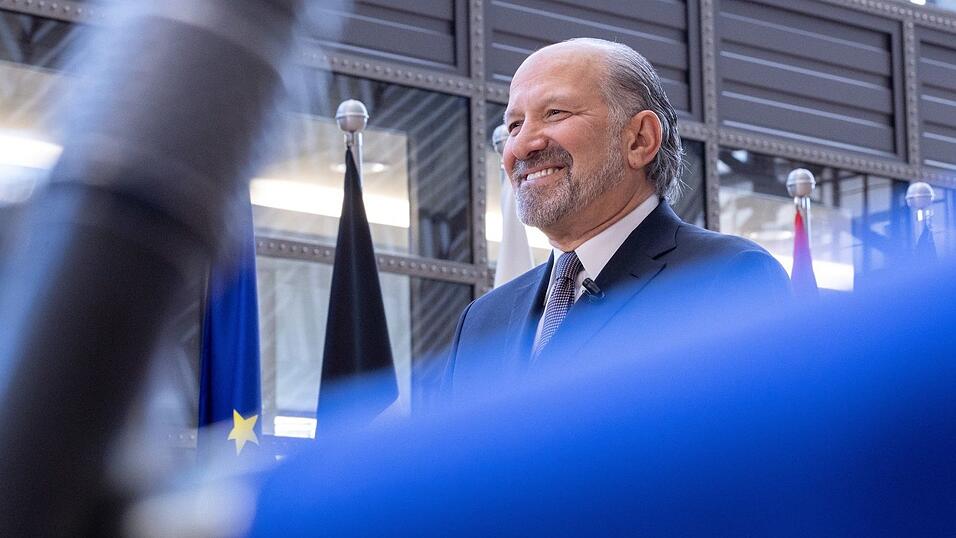 US-Handelsminister Howard Lutnick spricht mit Medien in Brüssel.