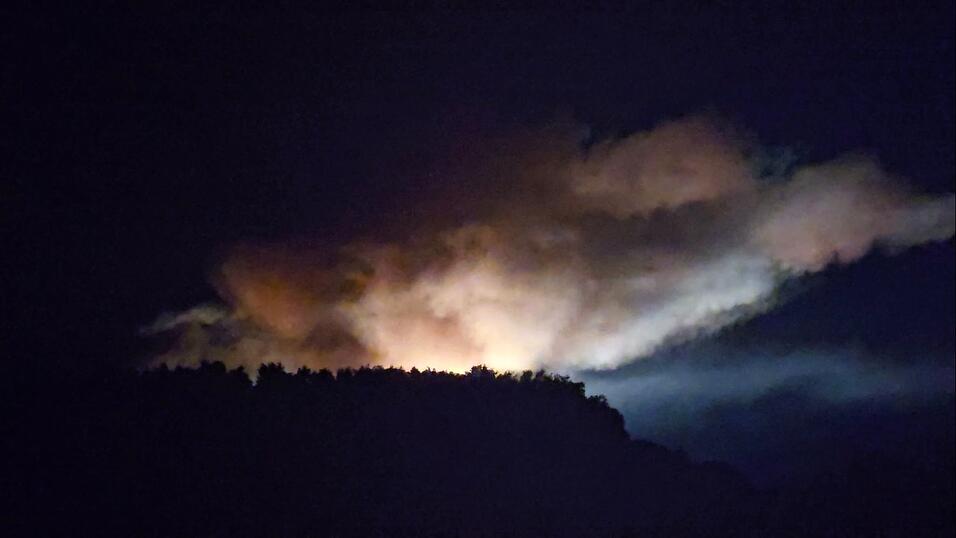 Der Brand ist auch aus weiter Ferne zu sehen.