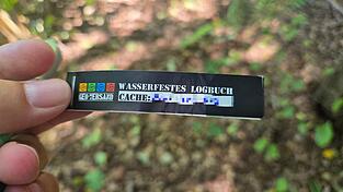 So können die Logbücher, in denen sich die Geocacher eintragen und die in den Behältern sind, aussehen. So können die Logbücher, in denen sich die Geocacher eintragen und die in den Behältern sind, aussehen.